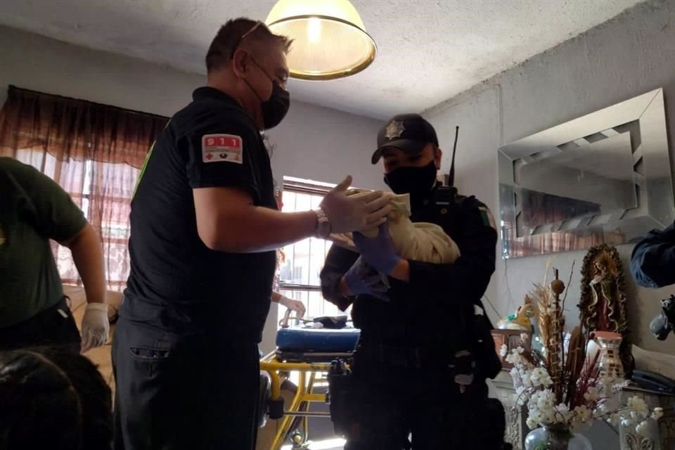 Alrededor de las 15:06 horas se recibió el reporte de auxilio en la vivienda, ubicada en la calle Eliotropo, en la Colonia Parques de Guadalupe.