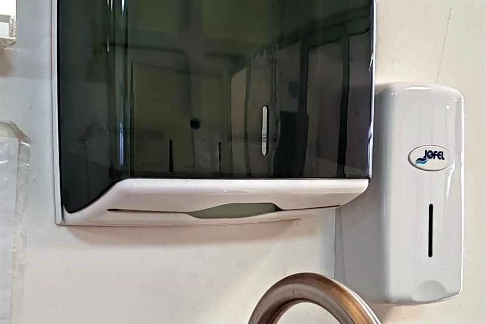 El personal de Salud batalla para hasta para conseguir agua potable para los pacientes, así como papel sanitario.