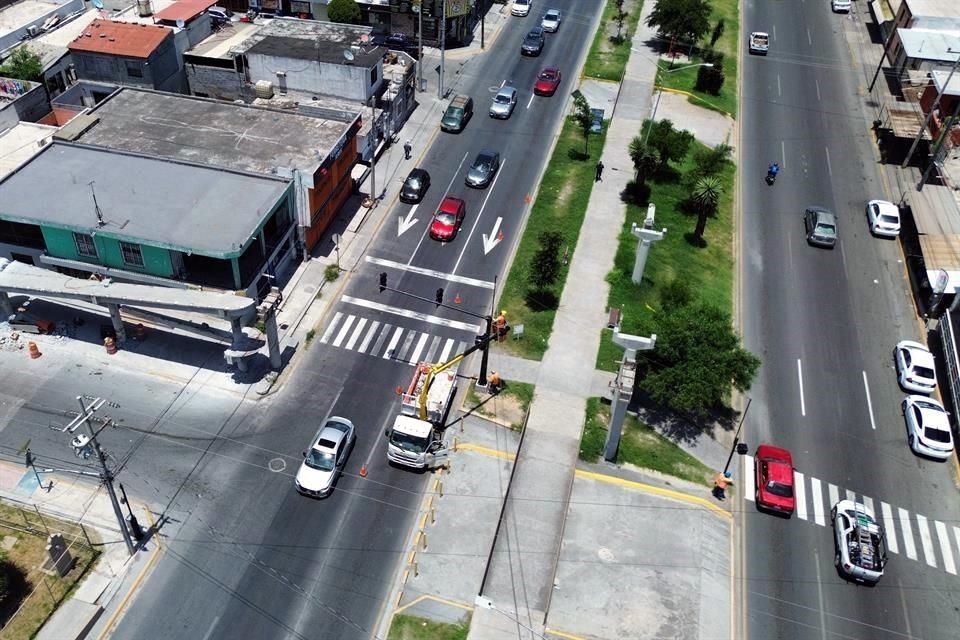 Según la autoridad, la demolición del puente lleva un avance del 70 por ciento, mientras que la semaforización está casi completada.