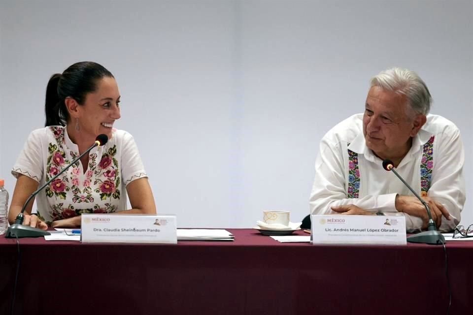 La Presidenta electa, Claudia Sheinbaum, y el Presidente Andrés Manuel López Obrador encabezaron una reunión de revisión con el gabinete de seguridad en Michoacán.