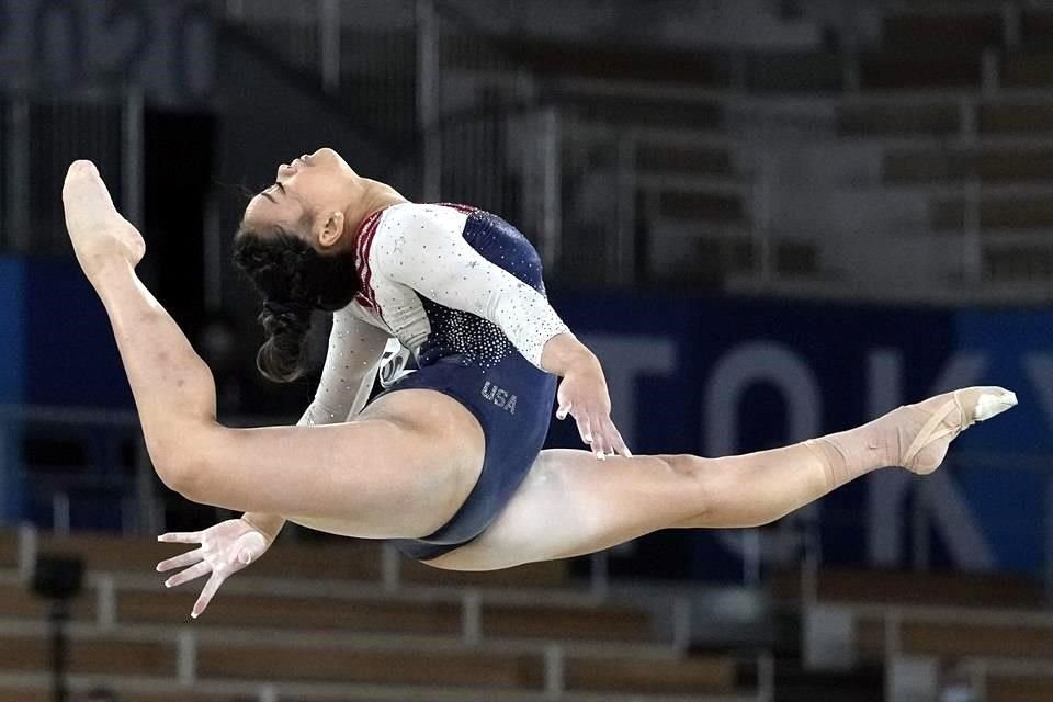 Sunisa Lee, de 18 años, tomó el lugar de su compatriota Simone Biles como campeona olímpica de All Around.