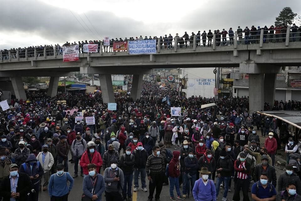 Manifestantes bloquean la carretera interamericana de  Totonicapan, Guatemala.