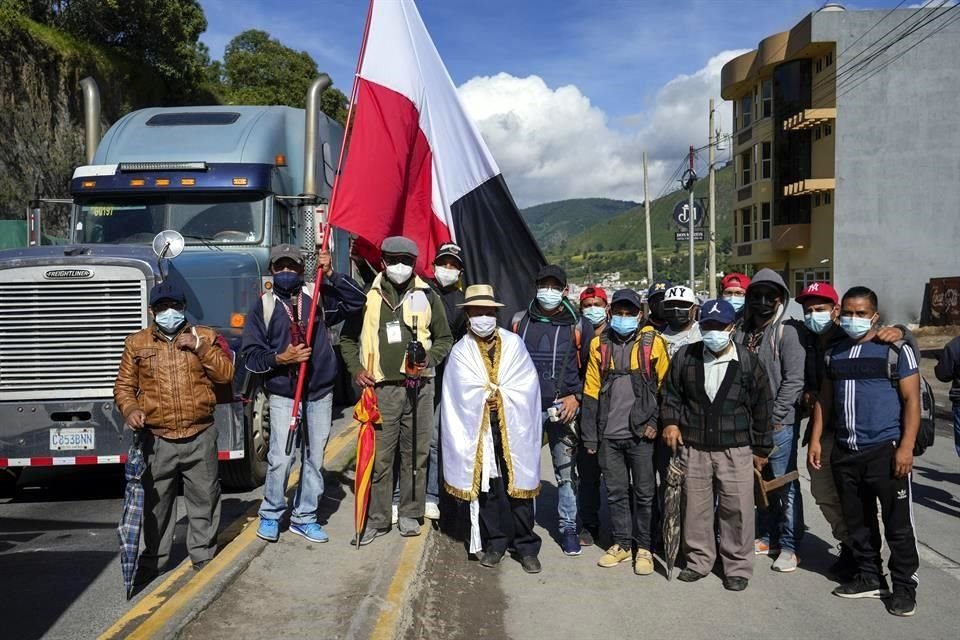 El alcalde indígena Jose Tax Sapon, al centro, acudió con vecinos para apoyar las manifestaciones.