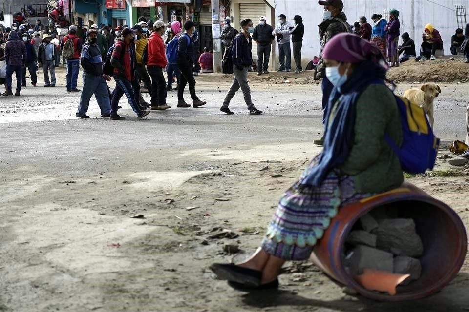 Manifestantes se dirigen hacia la carretera To en Totonicapan, Guatemala.