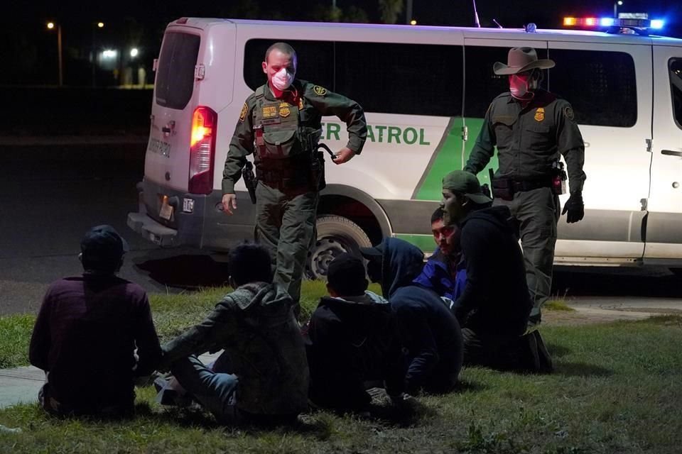 En marzo pasado, las autoridades detuvieron a más de 171 mil migrantes que cruzaron ilegalmente desde México. La cifra fue el mayor dato para un mes en 15 años.