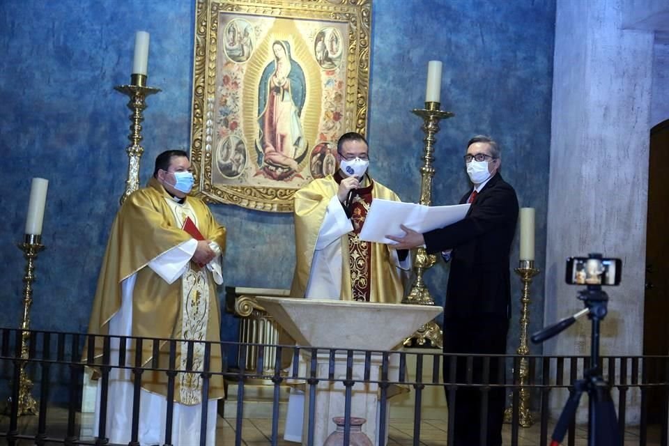 El Padre Ignacio Pulido Mendiola, vicario de la parroquia y el Padre Hugo Ismael Villegas Rodríguez, párroco de la comunidad