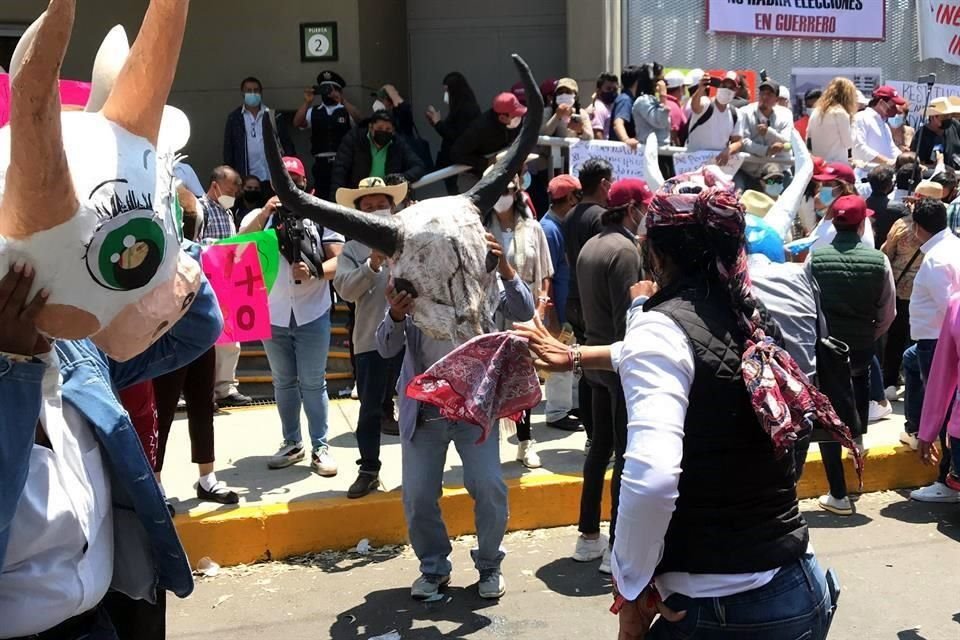 Simpatizantes de Salgado bailaron con música típica de Guerrero afuera del TEPJF.