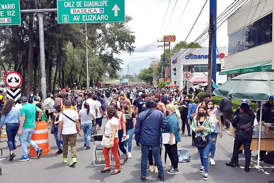 Miles de jóvenes acudieron a la Prepa 9 de la UNAM para obtener una de las vacunas contra Covid-19.