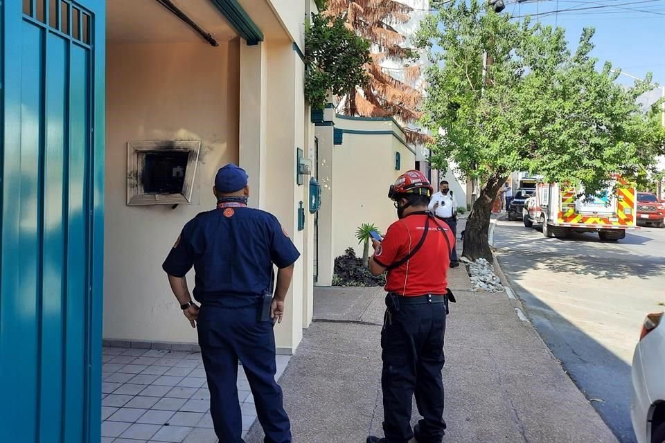El reporte inicial, recibido a las 9:30 horas, era de un incendio en la casa y movilizó a personal de Protección Civil municipal y de Bomberos Nuevo León.