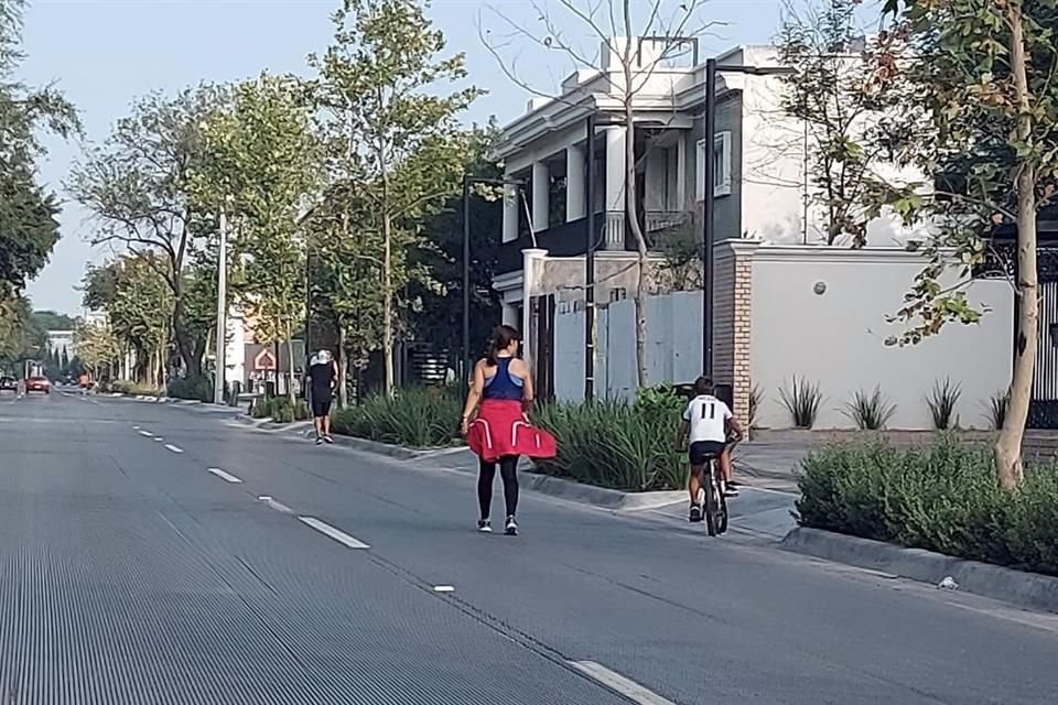 En Calzada del Valle, además del andador en la parte central, ciclistas, corredores y peatones avanzaron por los carriles.