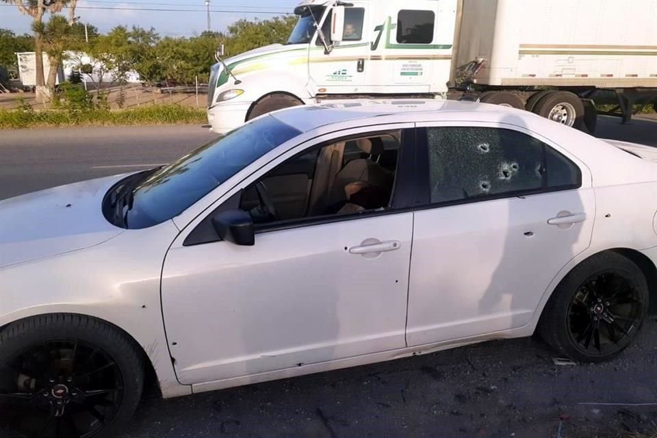 El hombre fue encontrado muerto a bordo del vehículo en la Carretera a Colombia y la calle Profesora Ana María García, en la Colonia Emiliano Zapata.