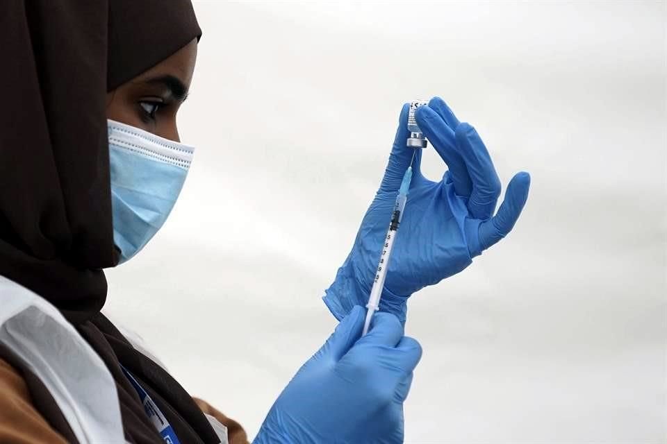 Una trabajadora médica en Londres prepara una inyección de la vacuna contra el Covid.