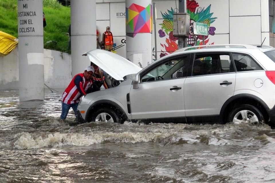 Una persona lesionada y afectaciones viales en Paseo Tollocan dejó la lluvia de este domingo en el Valle de Toluca.