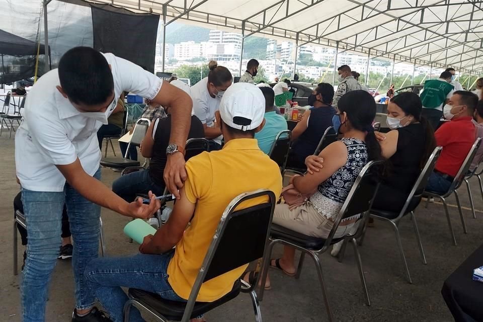 La segunda jornada de vacunación millennial, para adultos de 30 a 39 años, contra el Covid-19 se llevó a cabo con fluidez en San Pedro y San Nicolás.