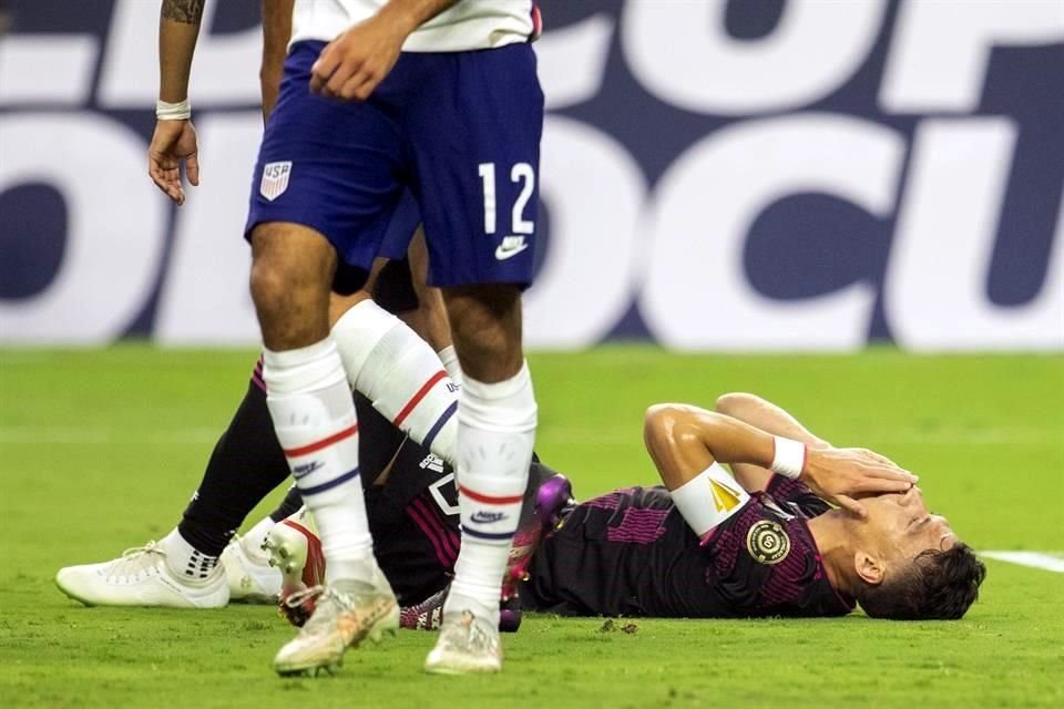 Héctor Moreno salió por una molestia en la pierna izquierda.