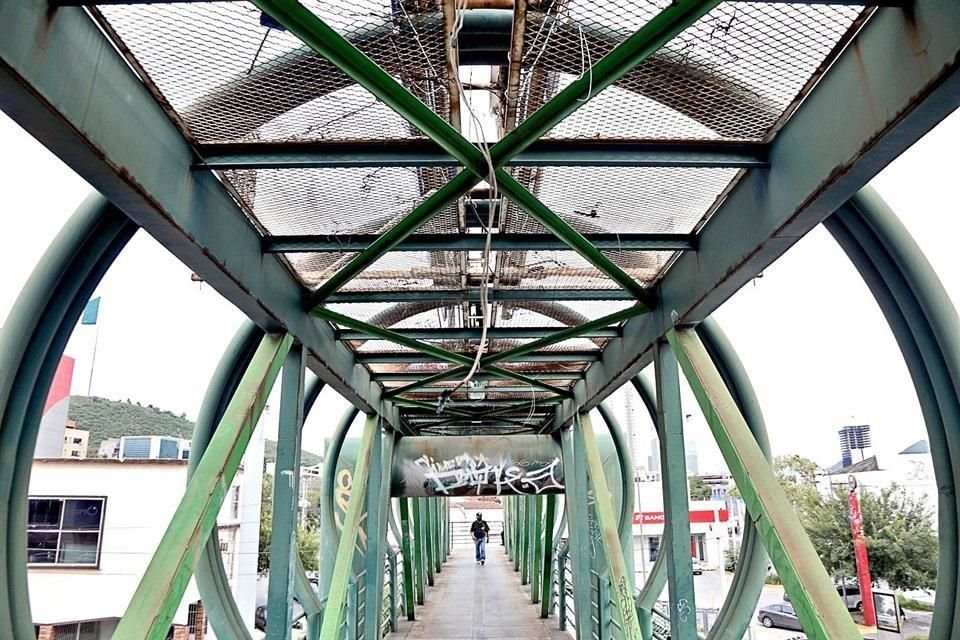 En la Ciudad hay puentes con cables sueltos y piezas oxidadas.