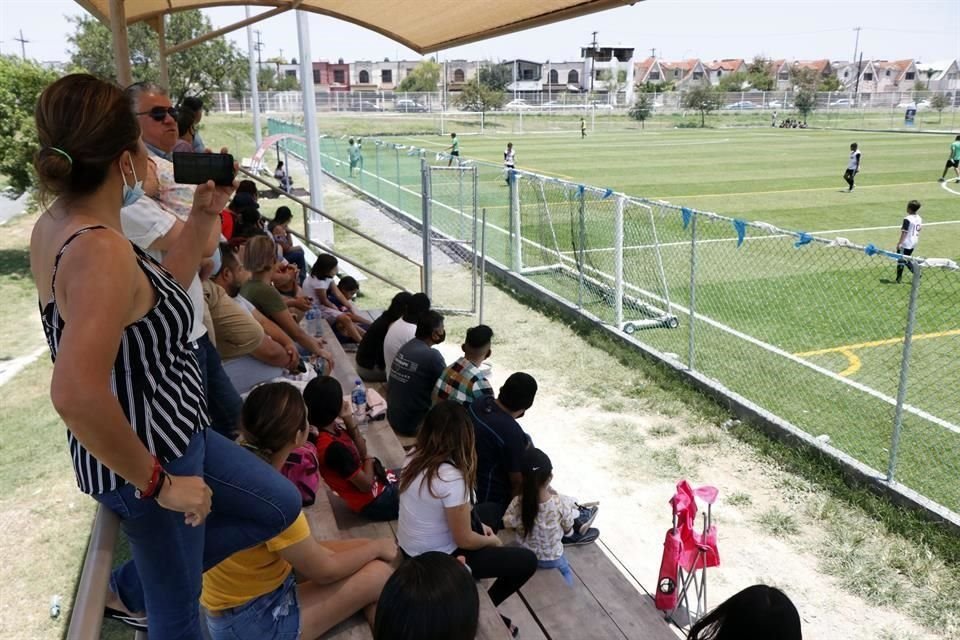 Las gradas de un campo de futbol estaban repletas de los familiares de los jugadores, en San Nicolás.