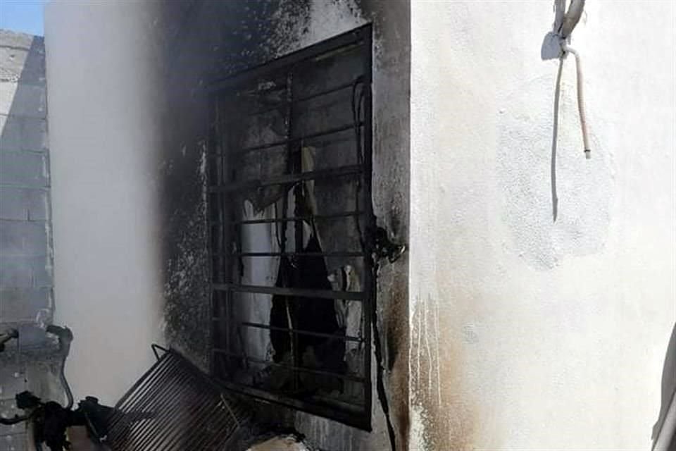 Bomberos y elementos de Protección Civil municipal acudieron a la calle Córdoba 352, en donde les reportaban el incendio de la vivienda.