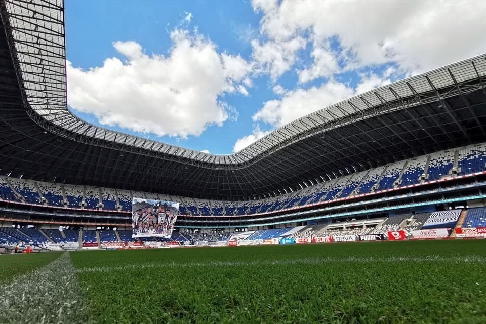 En el 2015, el 'Gigante de Acero' abrió sus puertas para un partido ante Benfica de Portugal.