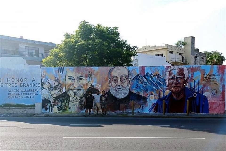 El mural de homenaje a los maestros puede ser visto desde la Avenida Constitución.