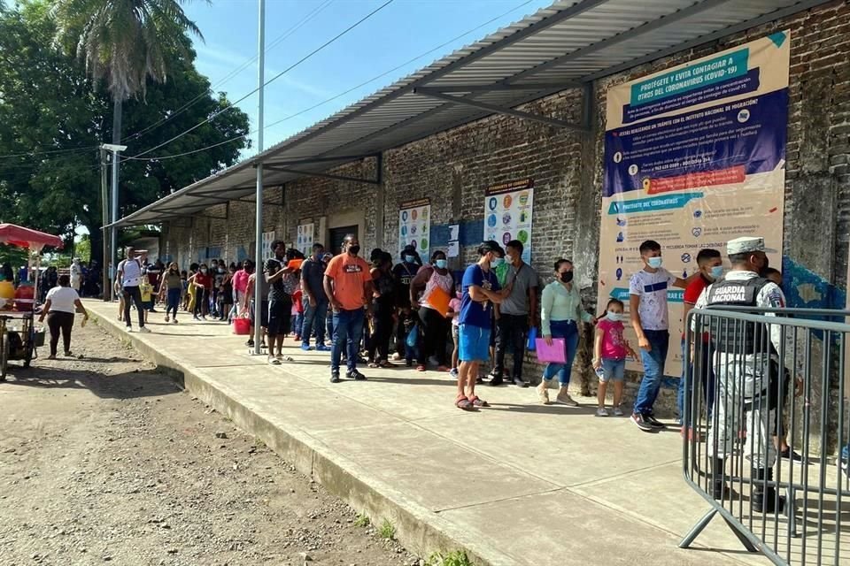 Solicitantes de asilo afuera de las oficinas de la Comar en Tapachula, Chiapas, el mes pasado.