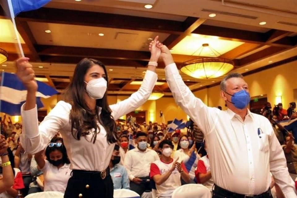 Opositores en Nicaragua inscribieron a un ex 'Contra' y a una reina de belleza contra el Presidente Ortega, quien busca reelección.