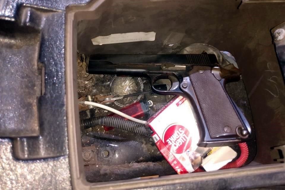 El mecánico fue detenido debido a que el auto que reparaba había una pistola, cartuchos y cristal.
