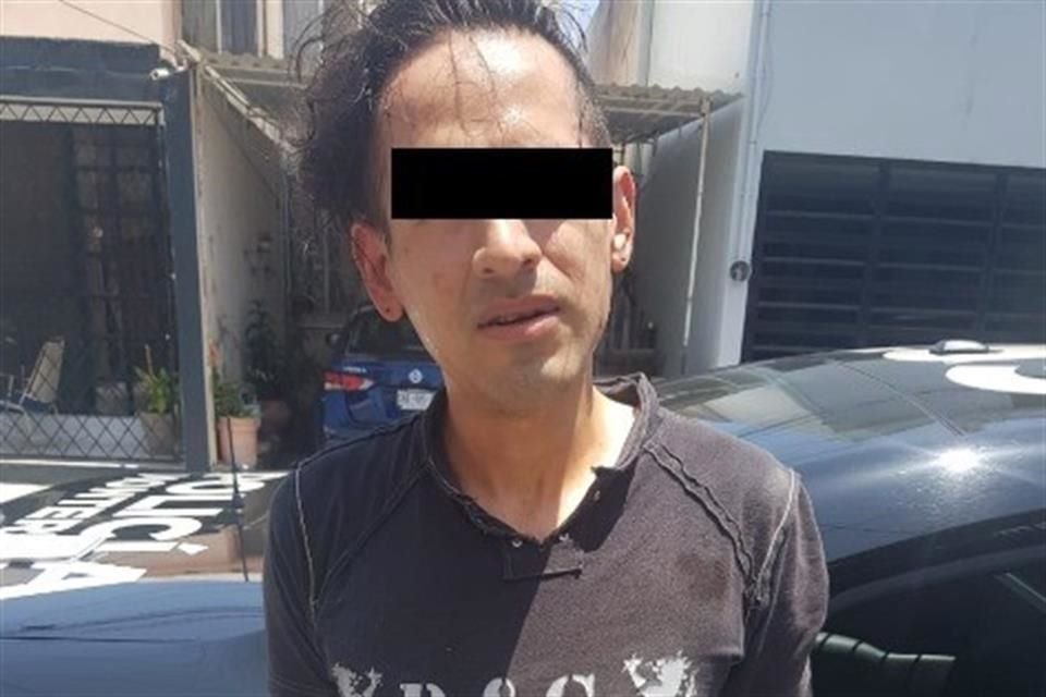 Jonás Emmanuel, de 31 años, fue detenido por elementos de la Policía de Monterrey, alrededor de las 16:00 horas, tras un reporte de violencia familiar hecho por vecinos.