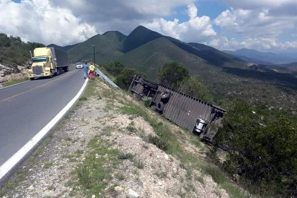 El accidente fue reportado poco antes de las 16:00 horas, en el kilómetro 55 de la carretera Galeana a Iturbide, a la altura del Ejido Las Delicias.
