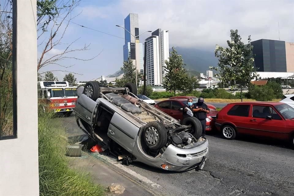 El accidente se registró cerca de las 10:00 horas en la circulación al oriente de la Avenida Morones Prieto, frente a la Colonia Del Carmen.