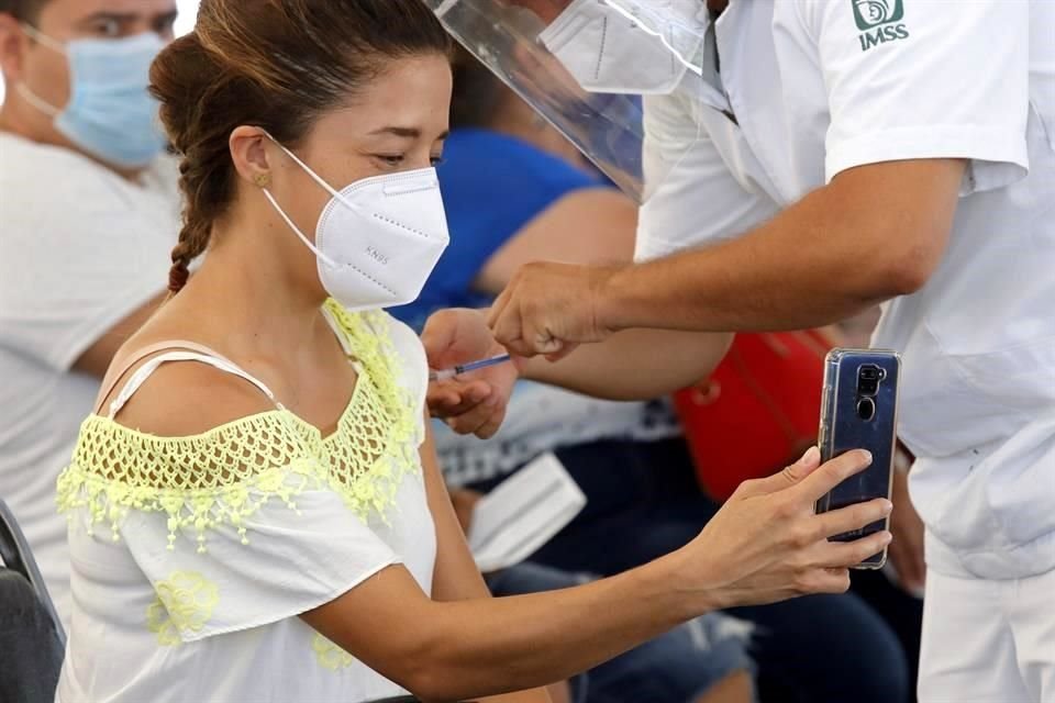 La vacunación millennial en San Nicolás tiene tiempos de espera no mayores a 25 minutos.
