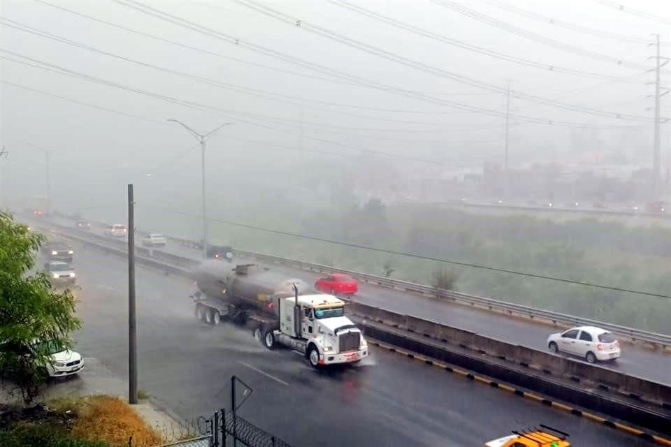 En Monterrey se reporta lluvia moderada y tormenta eléctrica.