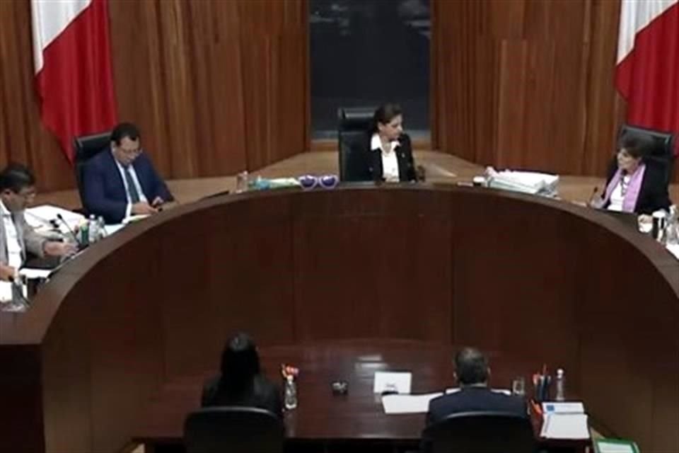 Magistrados señalaron que el TEPJF no tiene competencia para pronunciarse sobre las suspensiones de amparo.