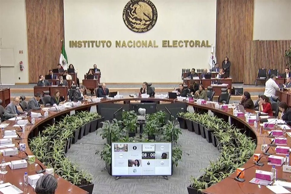 Seis de los 11 consejeros avalaron que INE acuda ante la Corte para revertir 'súper poderes' que el Congreso entregó a Guadalupe Taddei.