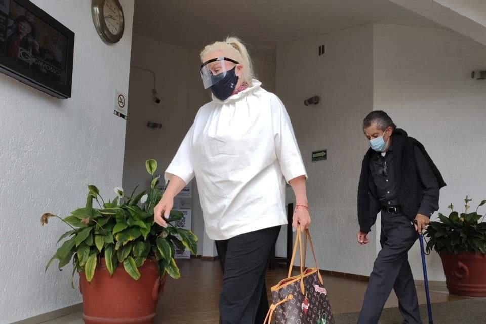 Laura Zapata acudió al velorio de Lilia Aragón protegiendo su rostro por la crisis sanitaria.