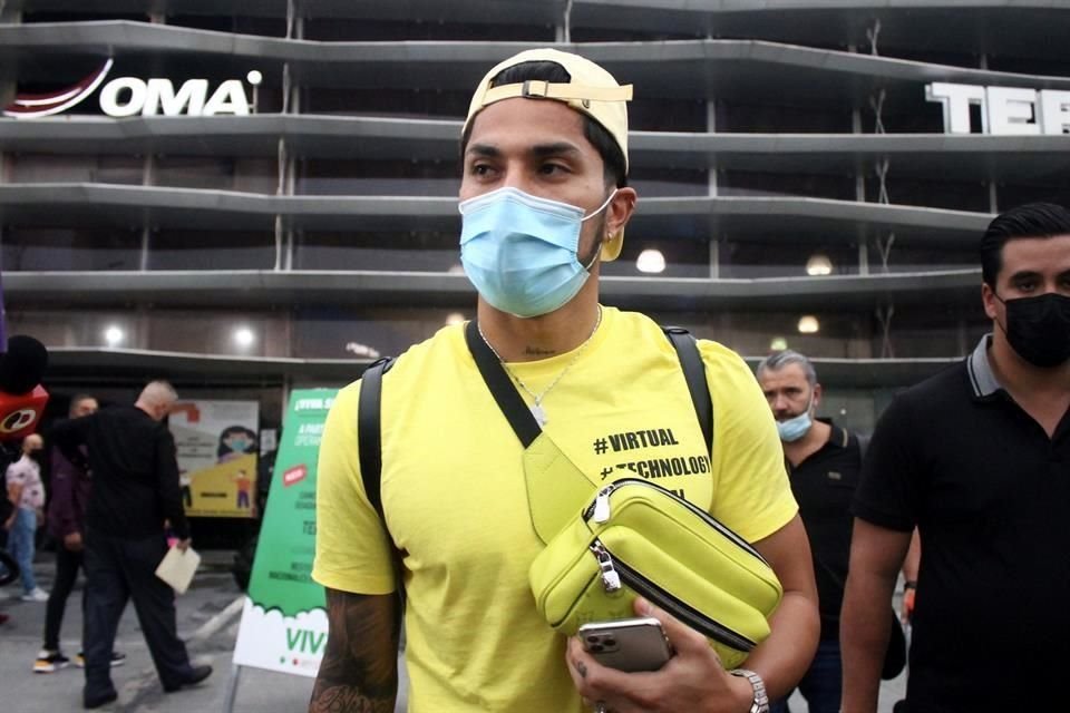 Carlos Salcedo llegó este martes a la Ciudad tras su participación en la Copa Oro.
