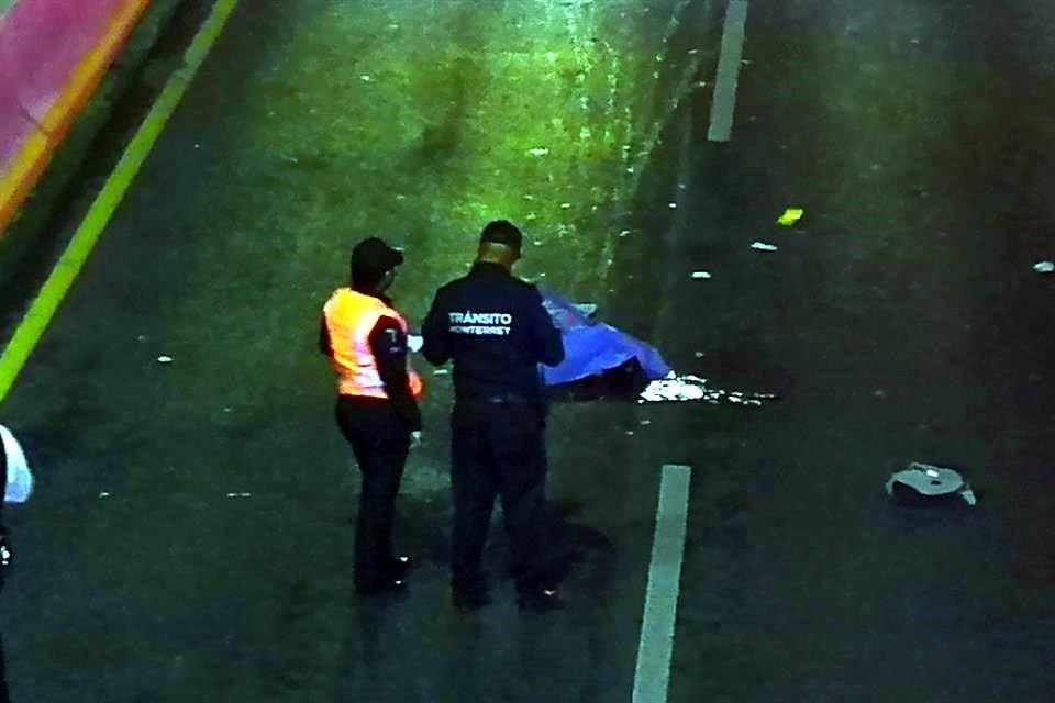 El hombre arrollado en la Avenida Gonzalitos quedó tirado en los carriles de la circulación hacia el sur, tras ser proyectado.