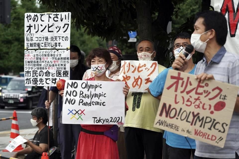 Manifestantes reclaman esta semana al Primer Ministro japonés por la realización de los Juegos Olímpicos pese a la pandemia de Covid-19.