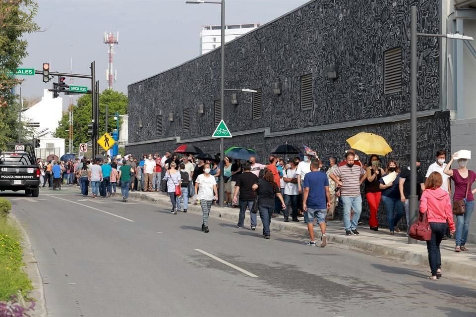 En el Estadio de Borregos, ciudadanos también han tenido que realizar largas filas.