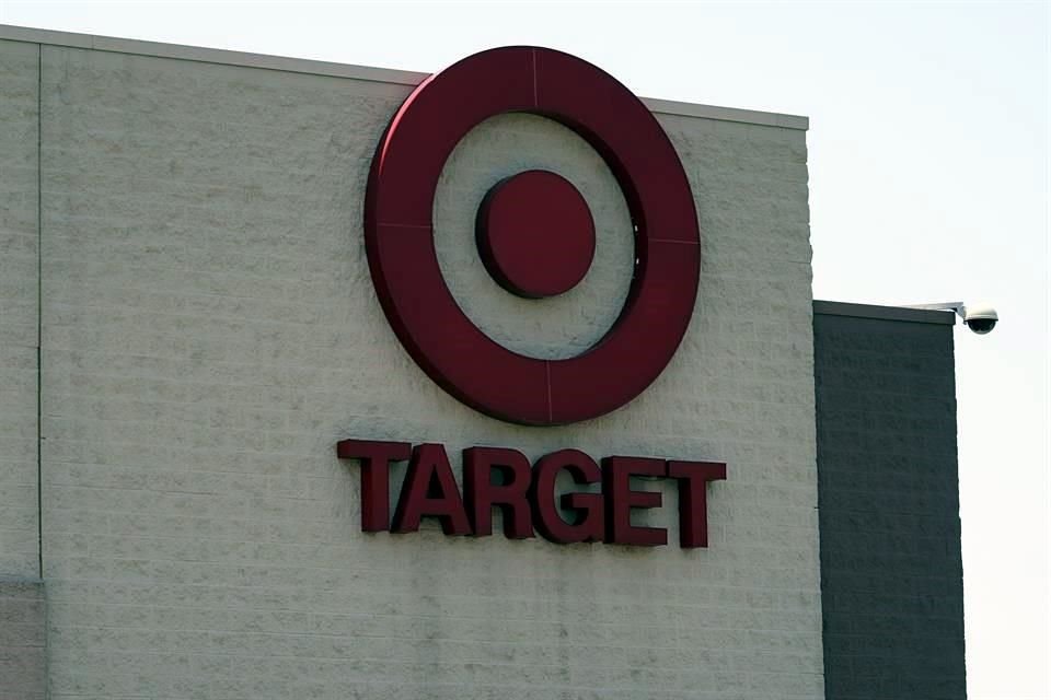 La decisión de Target sigue a una similar anunciada el mes pasado por Walmart, de que pagará por completo los estudios y los libros de texto para los 1.5 millones de empleados que tiene.
