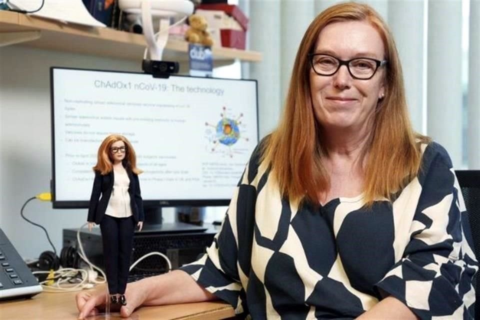 La británica Sarah Gilbert, creadora de una vacuna contra el Covid-19, ya tiene su propia muñeca Barbie hecha a su imagen y semejanza.