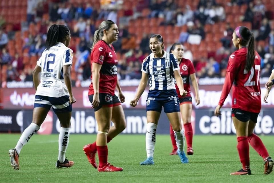 Nicole Pérez (al centro) festeja su gol que puso en ventaja a Rayadas.