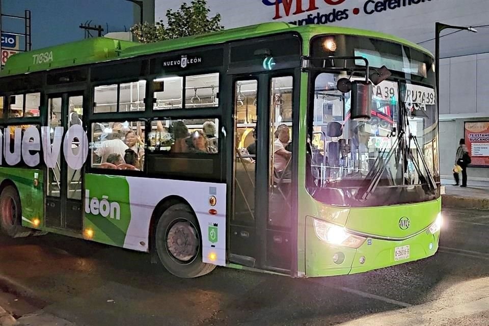 El Estado publicó el martes pasado un acuerdo administrativo para que los camiones nuevos operados por el Estado y las unidades de las empresas transportistas pasen de sus tarifas de 13 y 12 pesos, respectivamente, a 15.