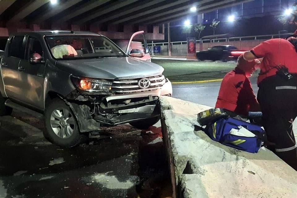 El accidente se registró a las 21:20 horas en la parte baja del puente ubicado en Morones Prieto y Santa Bárbara.