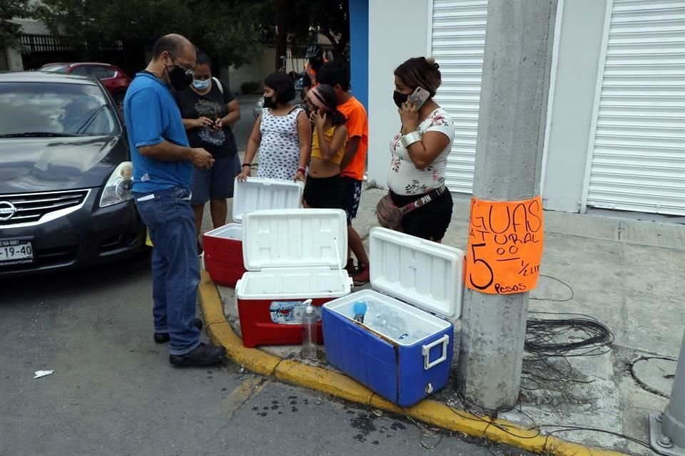 Irene y sus hijos aprovecharon la fila de vacunación en en la Facultad de Medicina para vender agua a las personas que padecieron las altas temperaturas. En 20 minutos vendieron unas 100 botellas