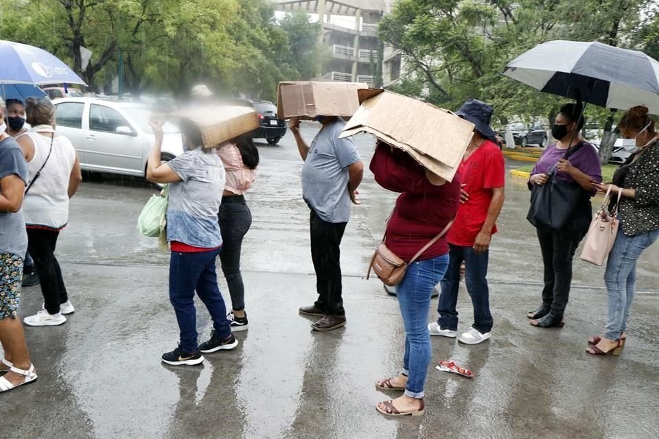 Tras tres horas formados bajo el sol, cientos de personas tuvieron que soportar también una hora de lluvia antes de poder ingresar a la Facultad de Medicina para completar su esquema de vacunación.