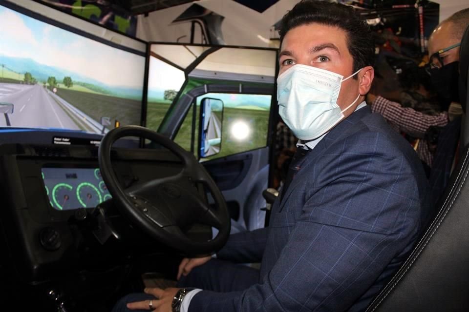El Gobernador electo Samuel García opera un simulador que se usa para capacitar a choferes del autotransporte.
