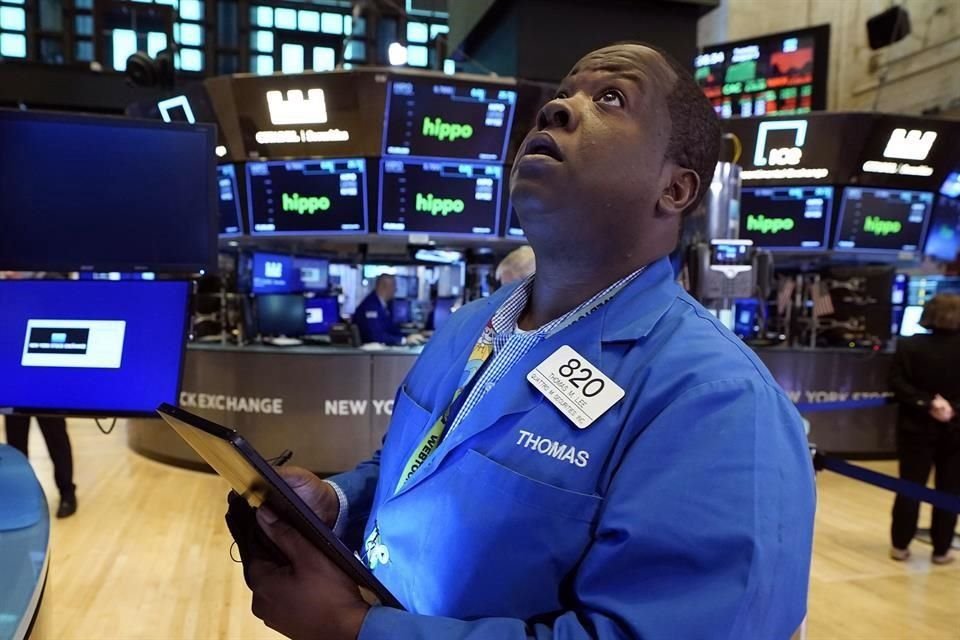 El miércoles, el Dow Jones perdió 0.92 ciento, a 34 mil 792 enteros; el S&P cayó 0.46 por ciento, a 4 mil 402  puntos, mientras que el Nasdaq subió 0.13 por ciento, a 14 mil 780 unidades.
