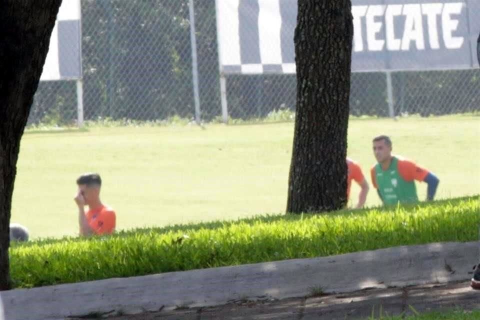 Rogelio Funes Mori (derecha) ya entrena con el Monterrey, pero Javier Aguirre aún no sabe si jugará este viernes ante Mazatlán.