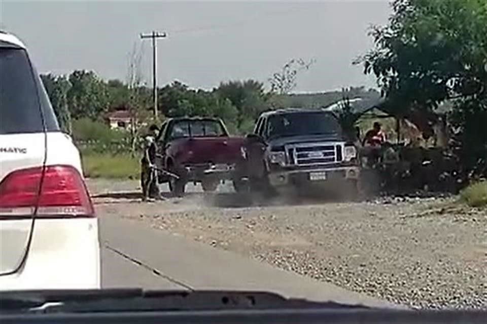 En las imágenes se observa que dos camionetas, una roja y una negra, chocan de forma intencional.